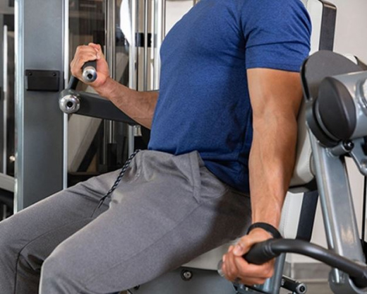 Сгибание на бицепс, стек 118 кг. True SPL-0600P