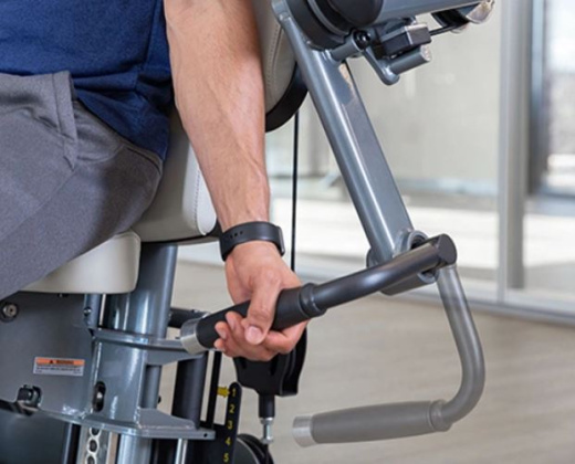 Сгибание на бицепс, стек 118 кг. True SPL-0600P